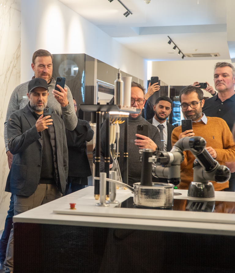 Robots-Blog | Moley Robotics Unveils World’s First Luxury Robot Kitchen Showroom in London