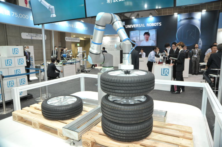 Robots-Blog | Universal Robots präsentiert kollaborierenden Roboter mit 30 kg Traglast 